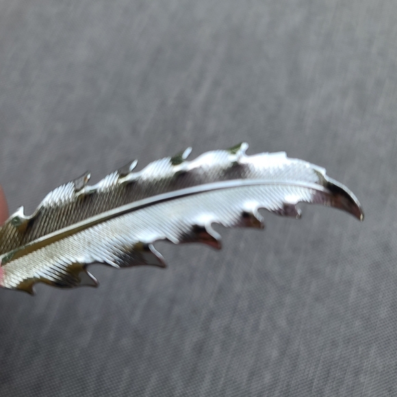Vintage Silver Tone Leaf Brooch Pin - Picture 2 of 4